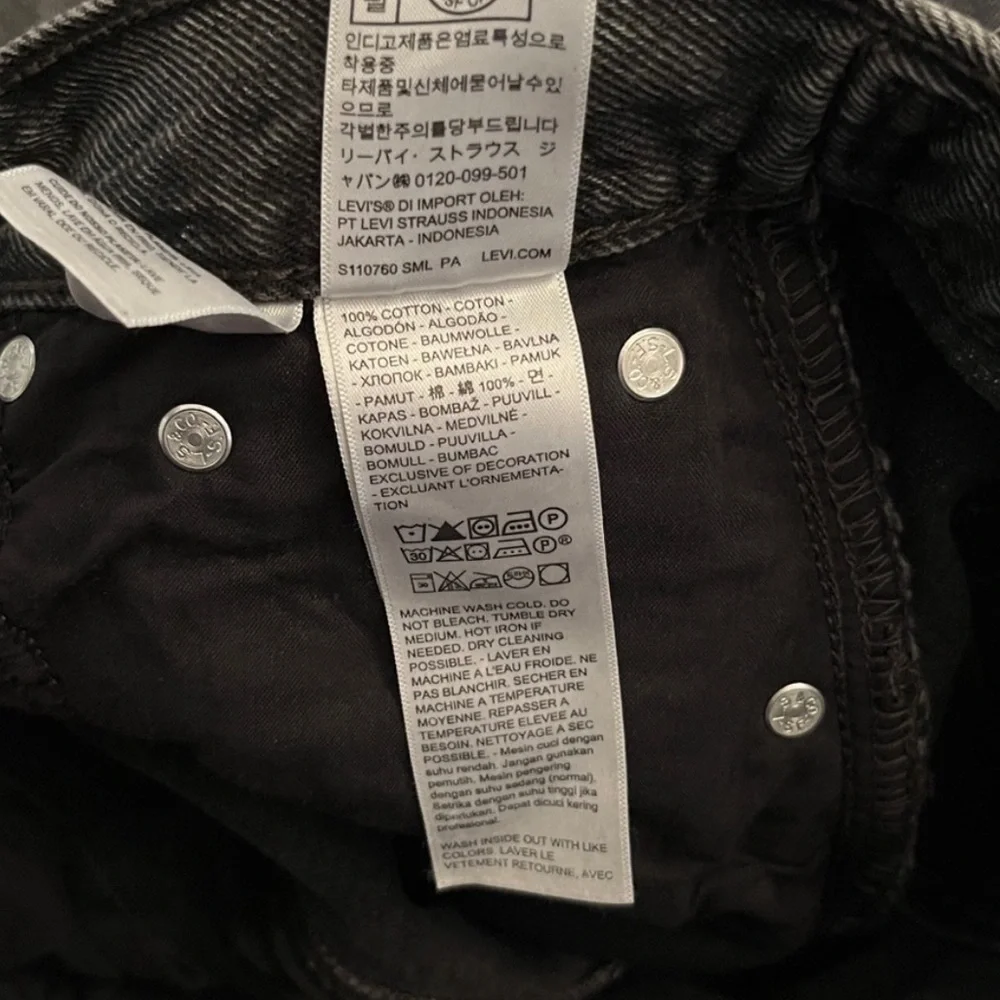 Levi's Women's Cinch Waist Barrel Jeans - Picture 13 of 15